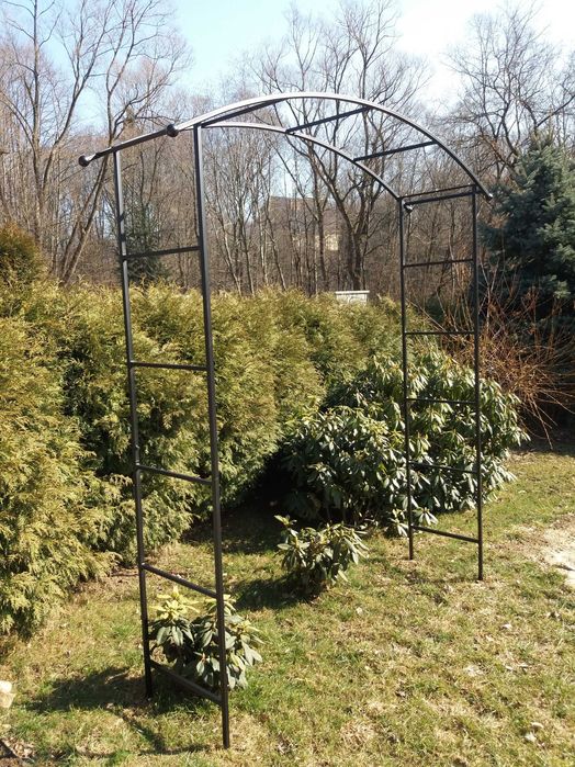 Pergola ogrodowa, metalowa na pnącza, róże, kwiaty