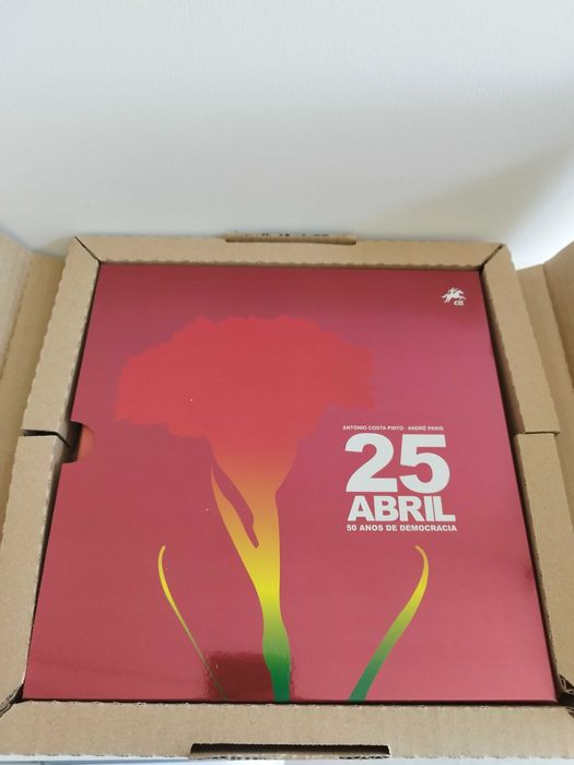 2° edição do Livro 25 Abril- 50 Anos de Democracia- selo ouro