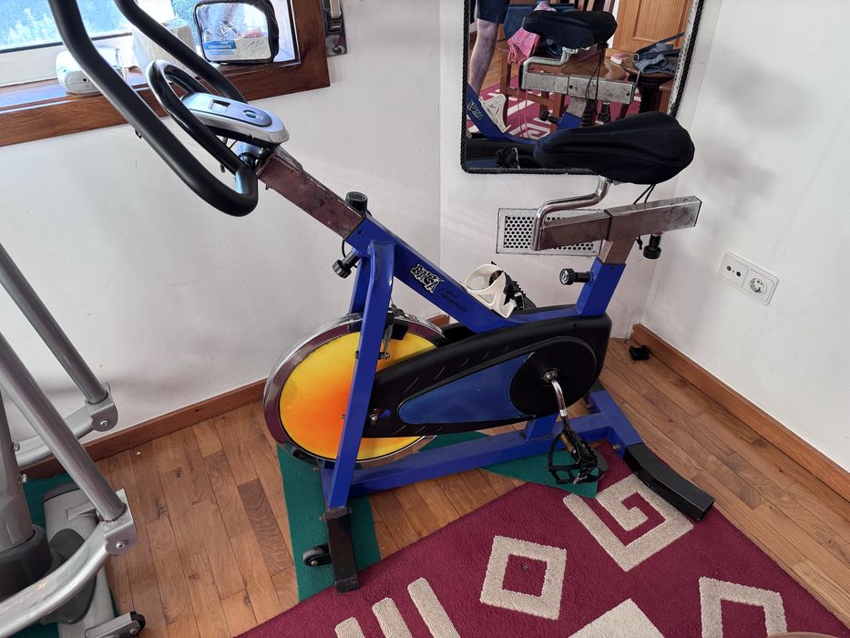 Máquina Elíptica e Bicicleta de Spinning