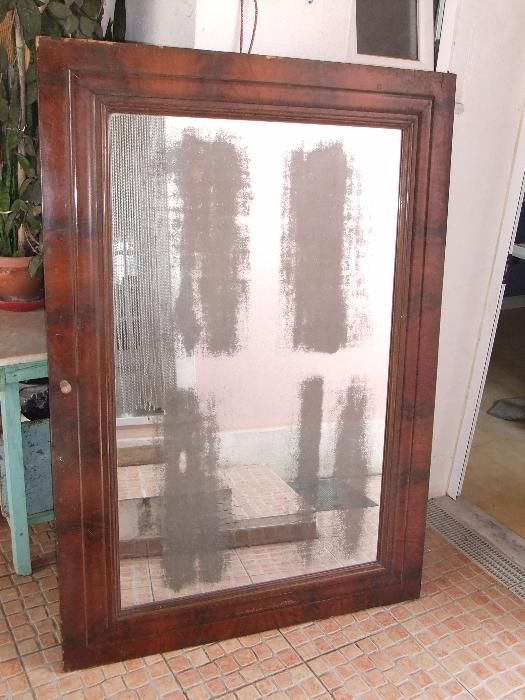 Espelho de móvel muito antigo, envelhecido e com "patine".