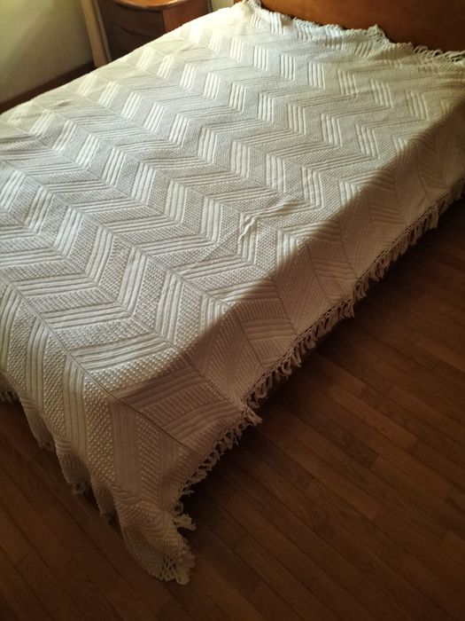 Colcha de cama bordada a mão