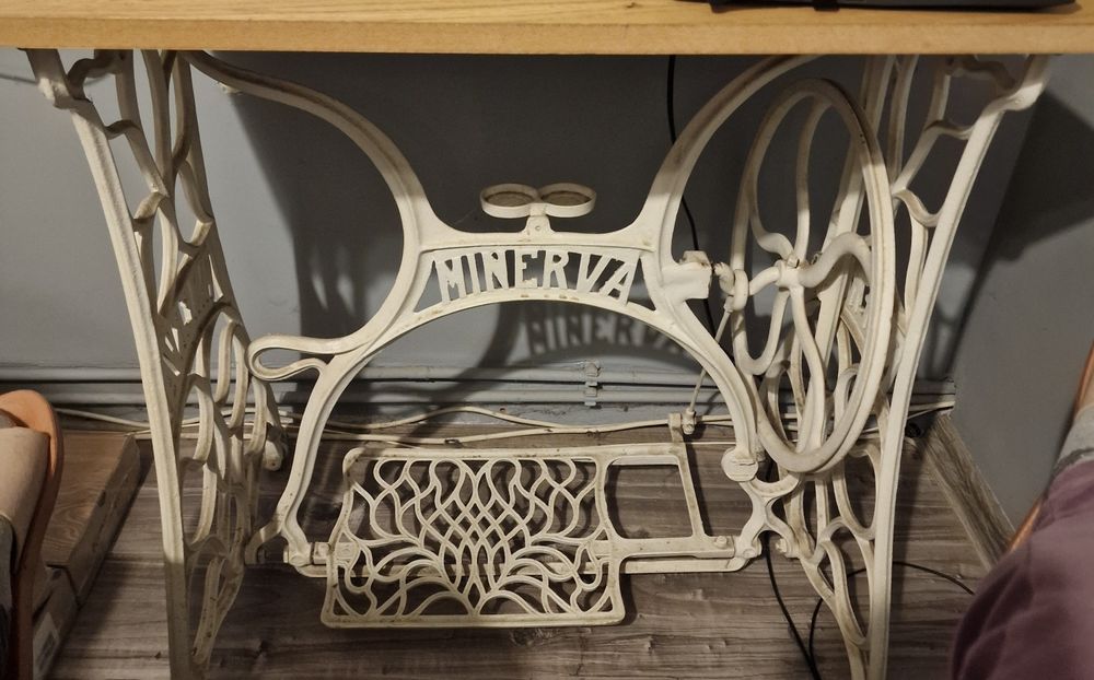 Stolik pod maszynę minerva