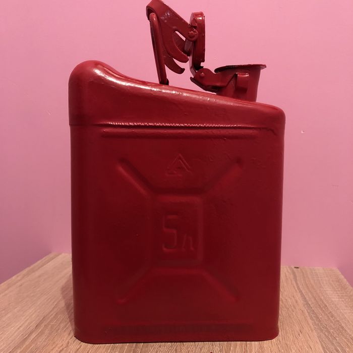 Канистра металлическая обьемом 5 литров для бензина/дизельного топлива