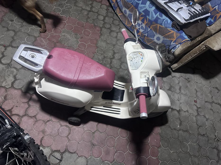 Дитячий скутер Peg-perego Vespa NEW 0019 12 В бежевий