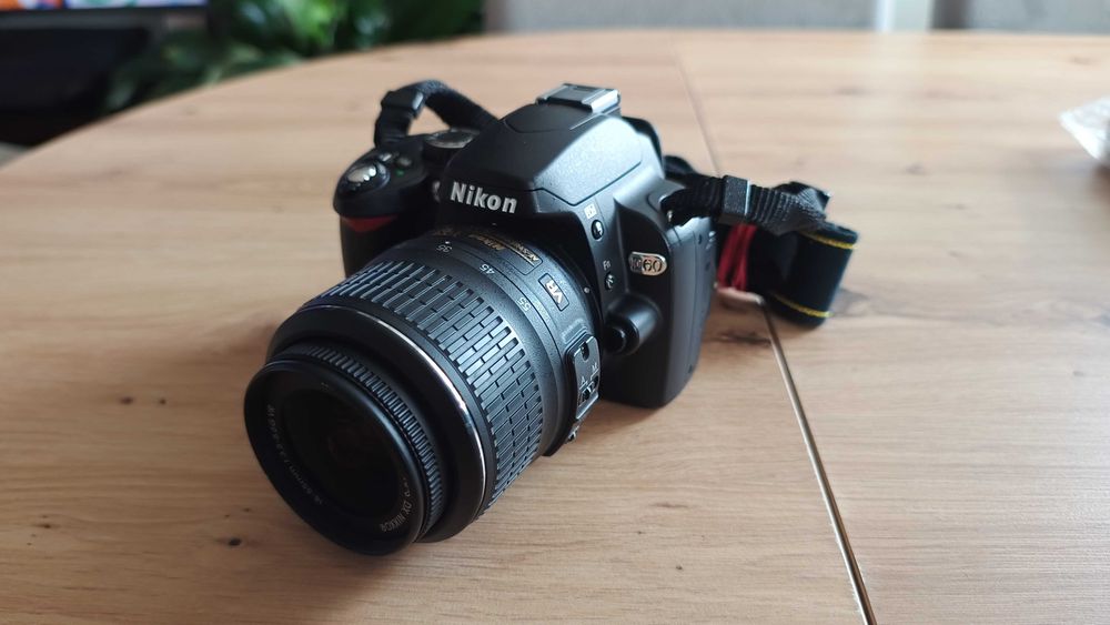 NIKON D60 APSC matryca  CCD + Nikkor 18-55VR stan prawie IDEALNY,  dwie baterie