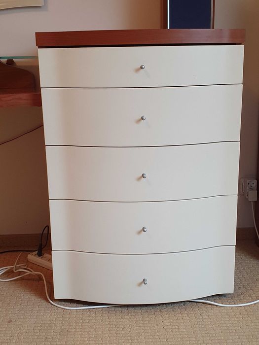 Toaletka z lustrem w kolorze wiśniowym