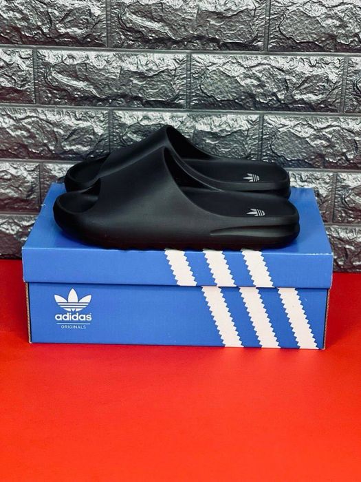 Шлепанцы Adidas Yezzy Bost / комнатные мужские шлепанцы / трендовые мужские красивки / адики слансы /  цельнолитые тапки в басейн