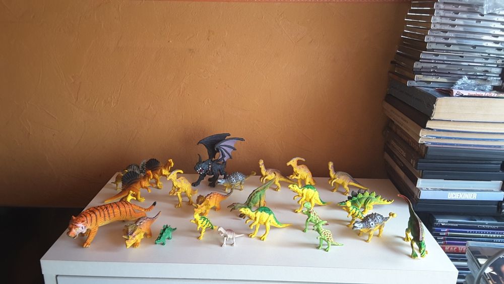 Zestaw figurek dinozaurów oraz innych figurek lat z PRL