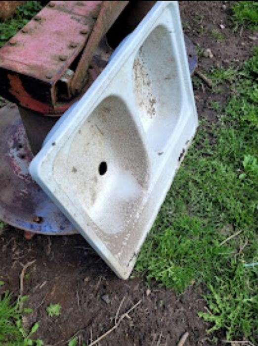 Zlew do gospodarstwa do pojenia zwierząt. Na stanie kilka sztuk
