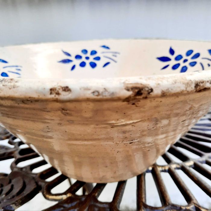 Saladeira antiga de faiança portuguesa do século XIX.