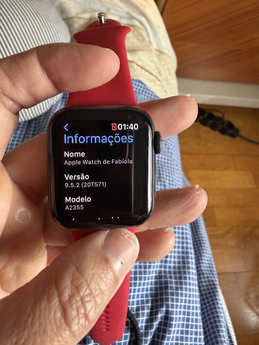 Apple Watch SE (1.ª geração), na versão de 40 mm com GPS + Cellular
