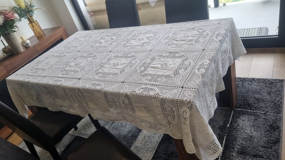 Toalha de mesa em crochê com aplicações em linho feita a mão