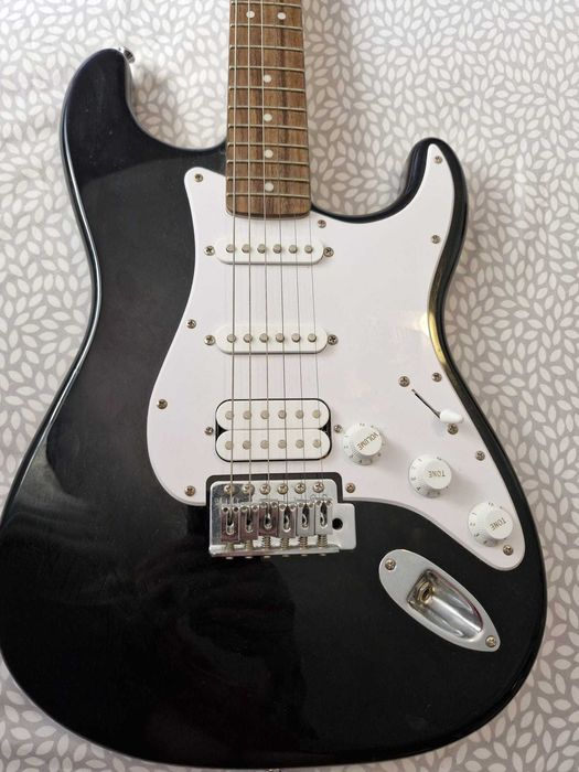 Guitarra Squier Stratocaster HSS Black, como nova!