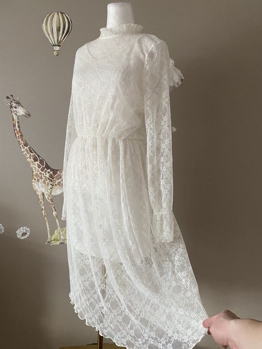 Biała koronkowa sukienka ze stójką wieczór panieński