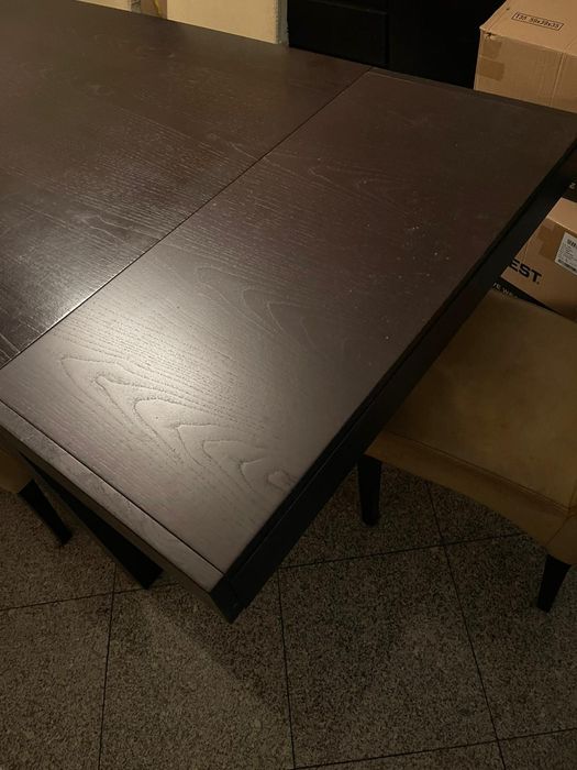 Mesa de jantar e aparador em madeira escura maciça