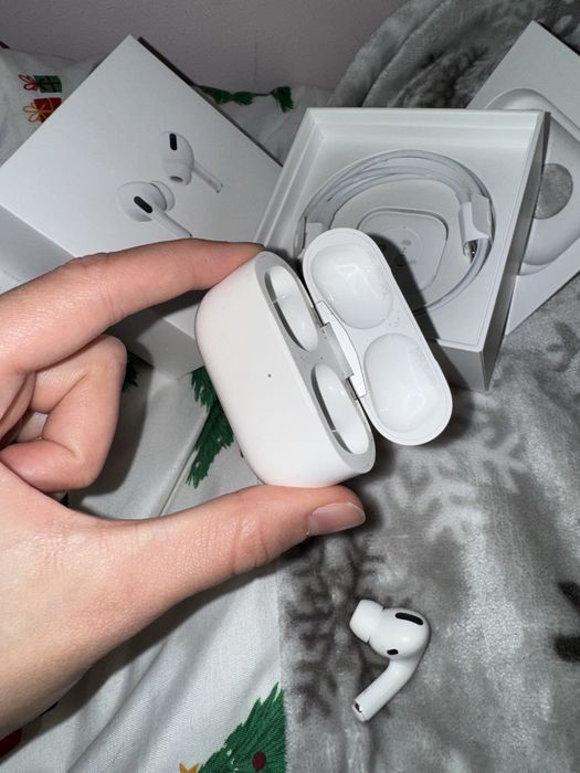 Sluchawki apple airpods pro 1 generacji z etui ładującym