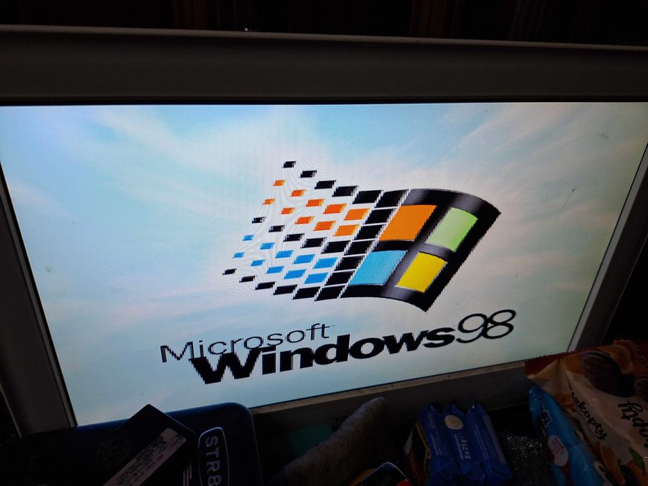 Stary retro komputer stacjonarny Creative