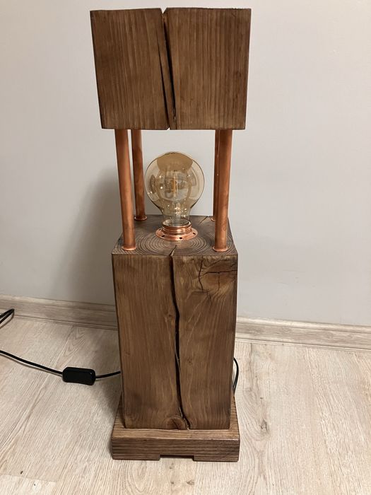 Lampa  z drewna stojąca