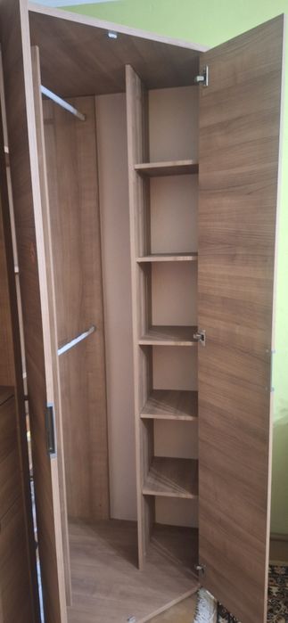 Segment pokojowy (szafa narożna + regały)