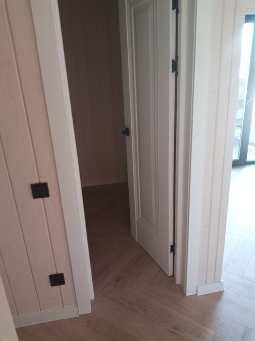 Монтаж міжкімнатних  дверей та плінтуса