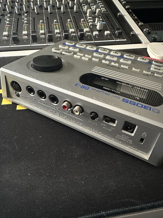 Boss DR-3 (muito pouco usada)