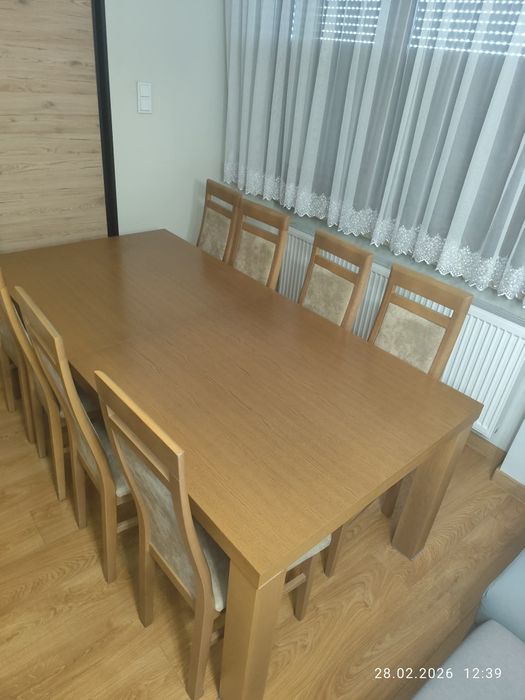 Stół z krzesłami