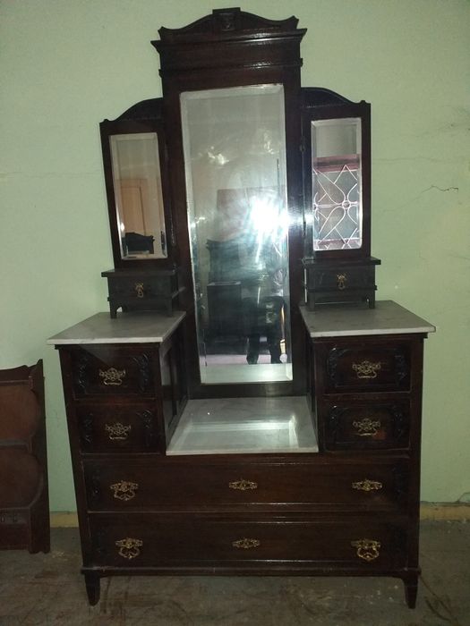 Móvel antigo feito à mão.