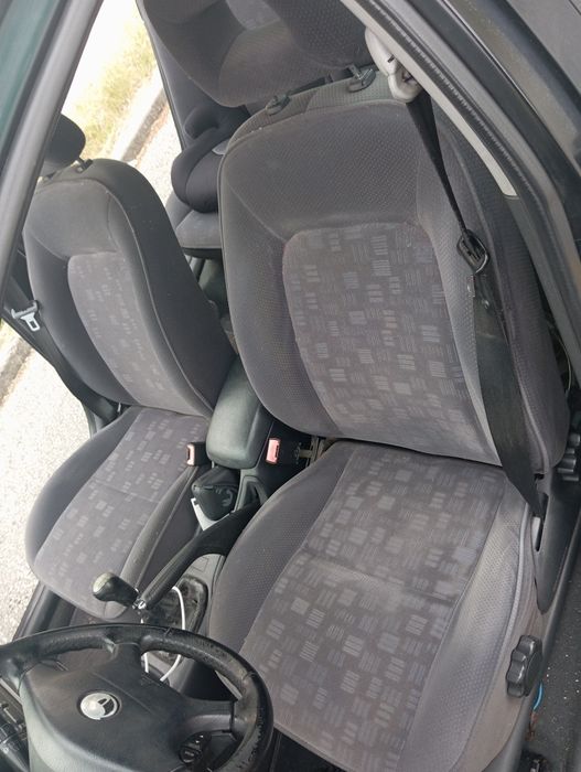 Toyota Avensis verde