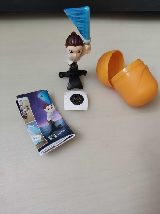 Starwars figurka kinder- z papierkiem i kapsułą