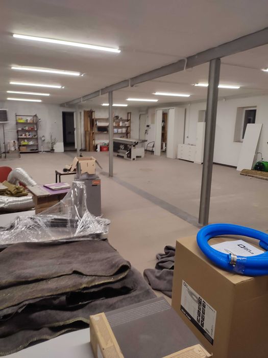 Wynajmę miejsce pracy dla STOLARZA/LAKIERNIKA z dostępem do maszyn