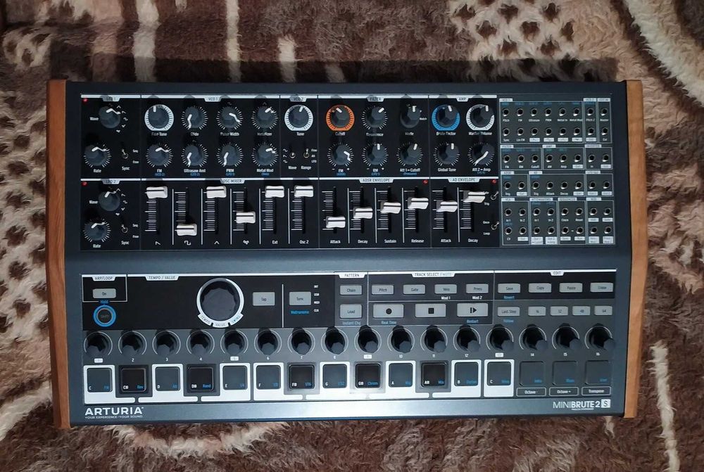 Arturia Minibrute 2S  - analog synth / drum machine