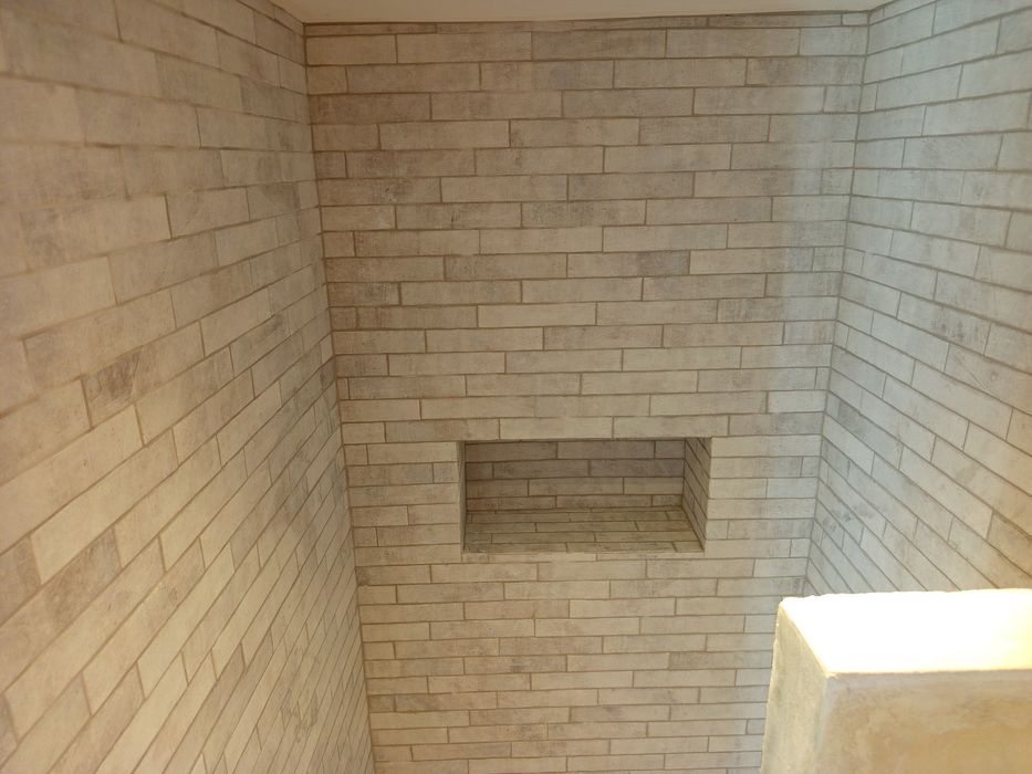 Pedreiro/ carpinteiro/Pinto/canalizador/ serralheiro