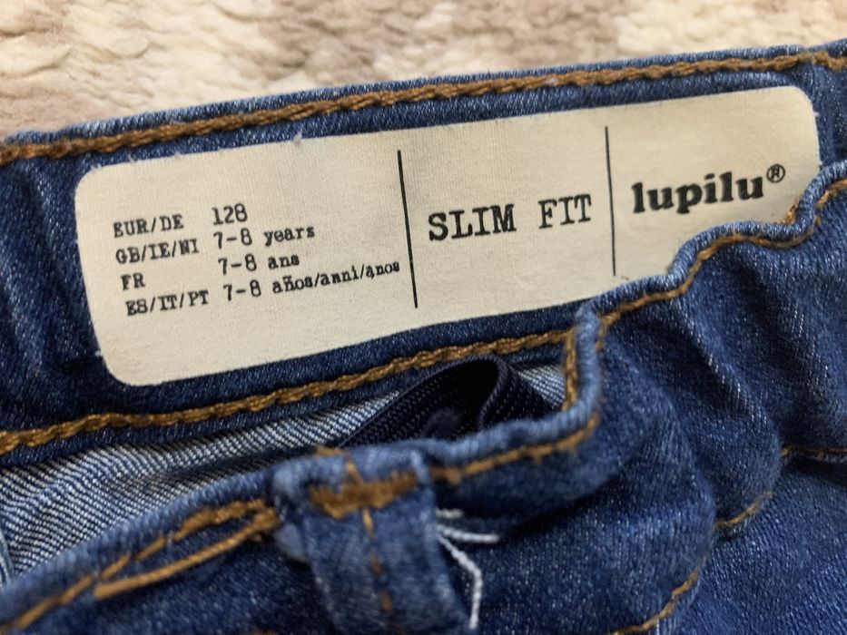 Cienkie elastyczne jeansy slim fit dla chłopca Lupilu rozmiar 128
