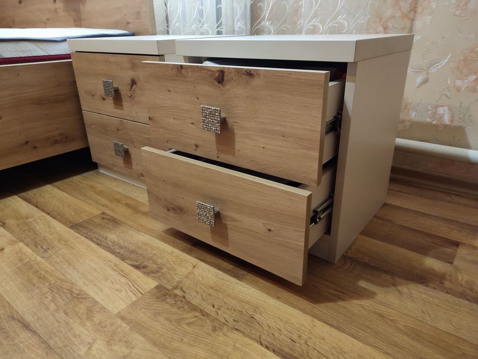 Кровать двуспальная с тумбочками