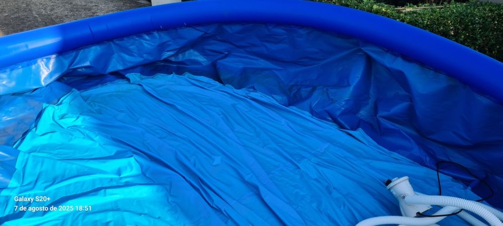 Piscina como nova pouco uso,tem motor de filtro