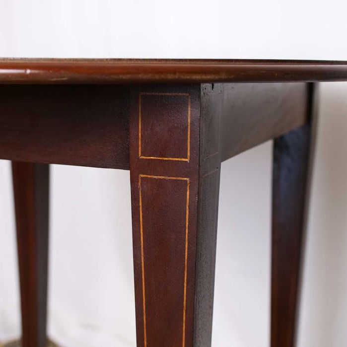 Mesa em mogno com embutidos