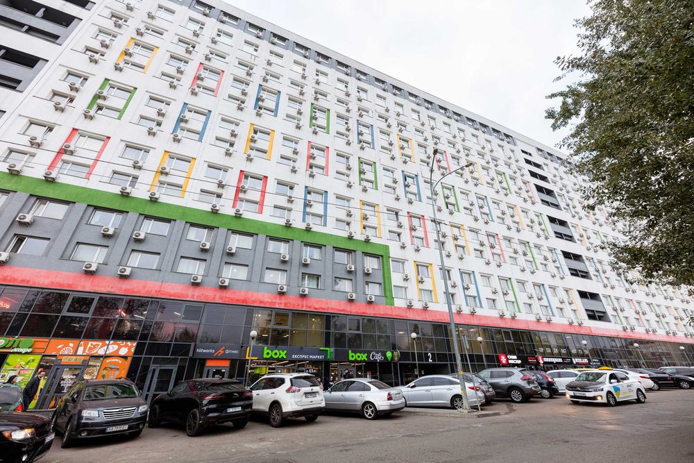 Добова оренда, затишний смарт, біля метро Берестейська. Є укриття.