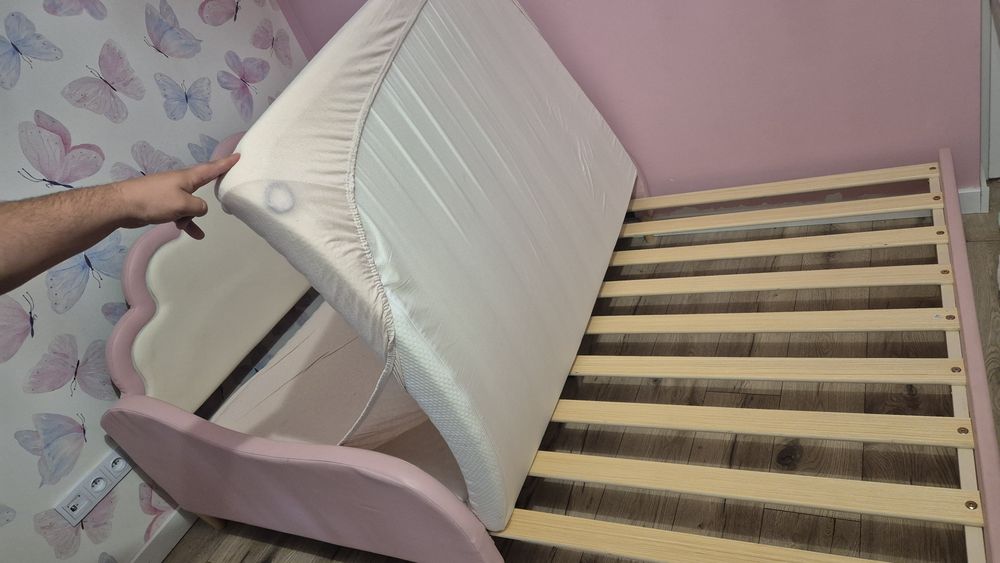 Dziewczęce łóżko tapicerowane z  stelażem i materacem