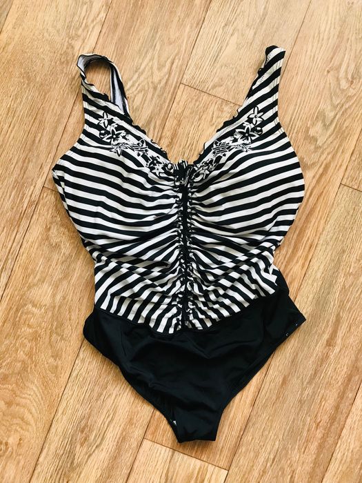 Купальник суцільний і роздільний