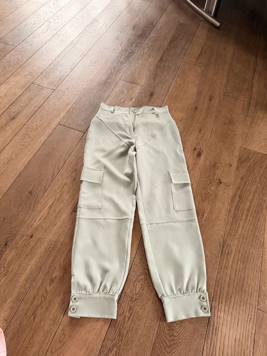 Stylowe spodnie cargo w kolorze pistacjowym