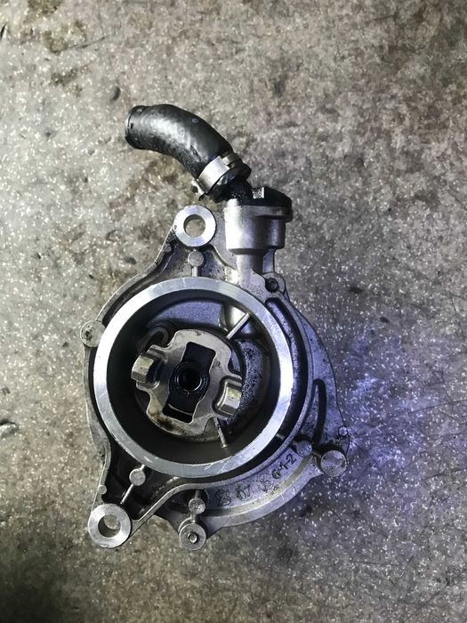 Вакуумний вакумний насос помпа BMW E60 E61 E63 E64 E87 E90 E91