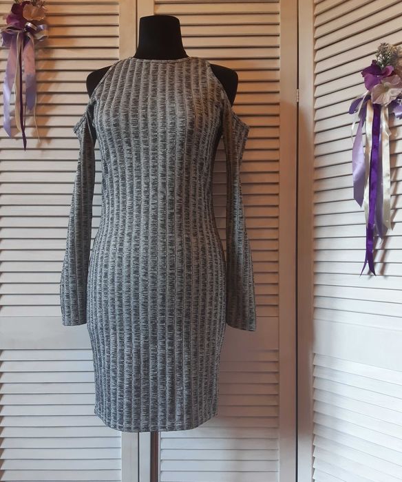 Распродажа! платье в рубчик с вырезами на плечах miss selfridge