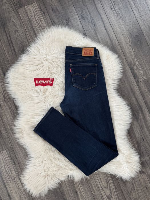 Damskie granatowe dżinsy Levis slim M 38