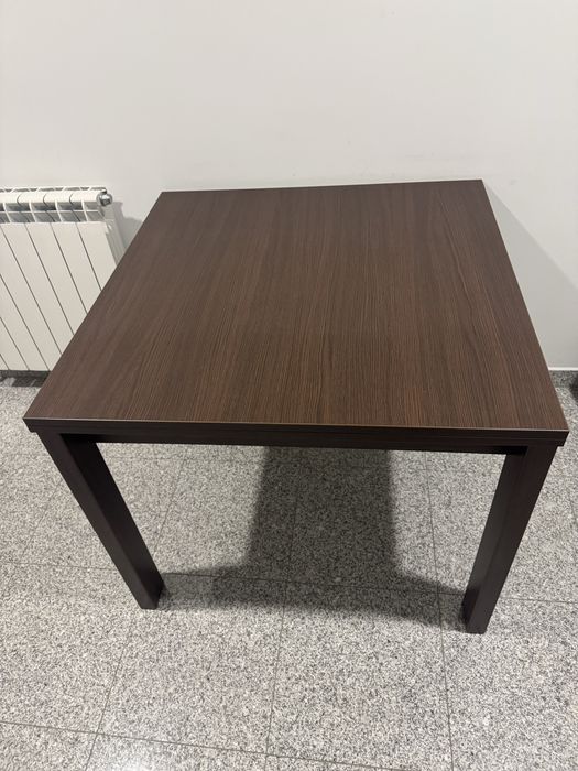 Mesa de sala de jantar/cozinha desdobrável.