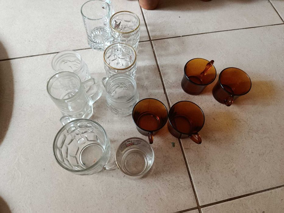 Canecas várias de vidro e cerâmica