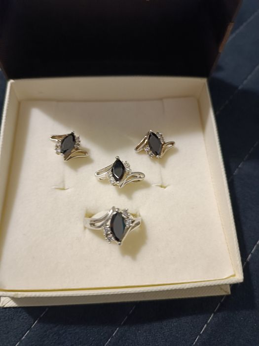 Sprzedam srebrny komplet biżuterii