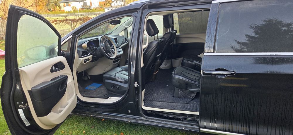 Pacifica limited 2017 z odkurzaczem i monitorami