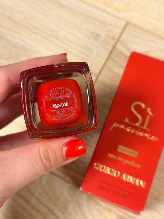 Giorgio Armani Sì Passione Intense, 30 мл (оригінал)
Парфуми вживані,