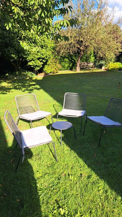 Zestaw ogrodowy 4 krzesła z poduszką i stolik kawowy