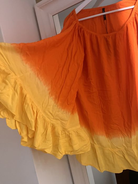 Tunica nova com etiqueta laranja e amarela